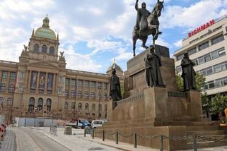 prahain.cz/zivot-v-praze/obrazem-vaclavske-namesti-se-meni-tramvaje-pojedou-kousek-od-pomniku-28024.html